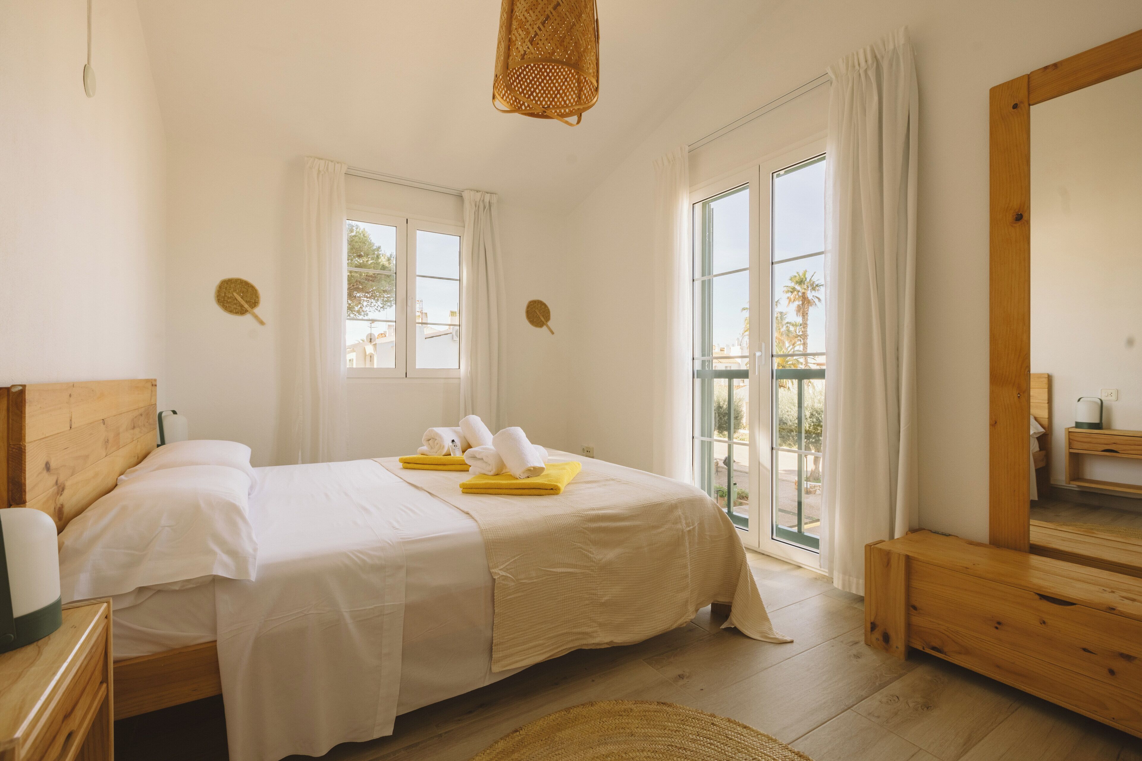 2 bedrooms, iron/ironing board, internet, bed sheets