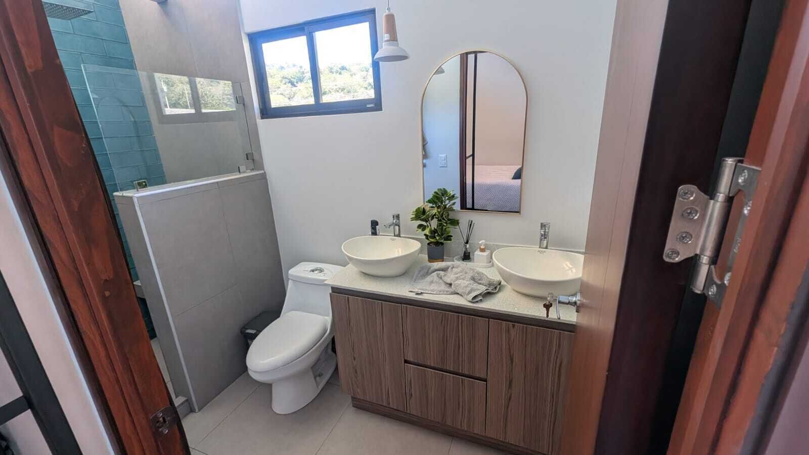 Douche, sèche-cheveux, serviettes fournies, papier toilette