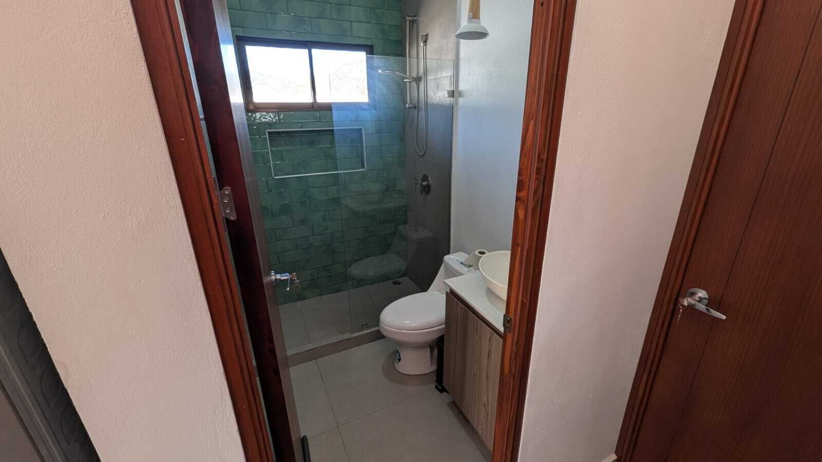 Douche, sèche-cheveux, serviettes fournies, papier toilette