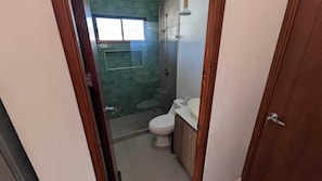 Douche, sèche-cheveux, serviettes fournies, papier toilette