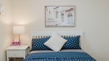 4 bedrooms, desk, WiFi, bed sheets