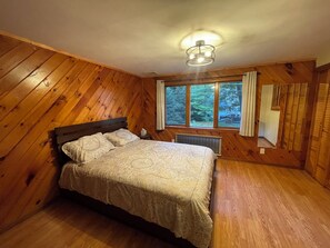 4 quartos, ferros/tábuas de passar roupa, roupa de cama