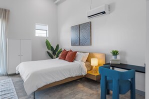 Escritorio, tabla de planchar con plancha, wifi gratis y ropa de cama 