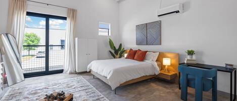 Escritorio, tabla de planchar con plancha, wifi gratis y ropa de cama