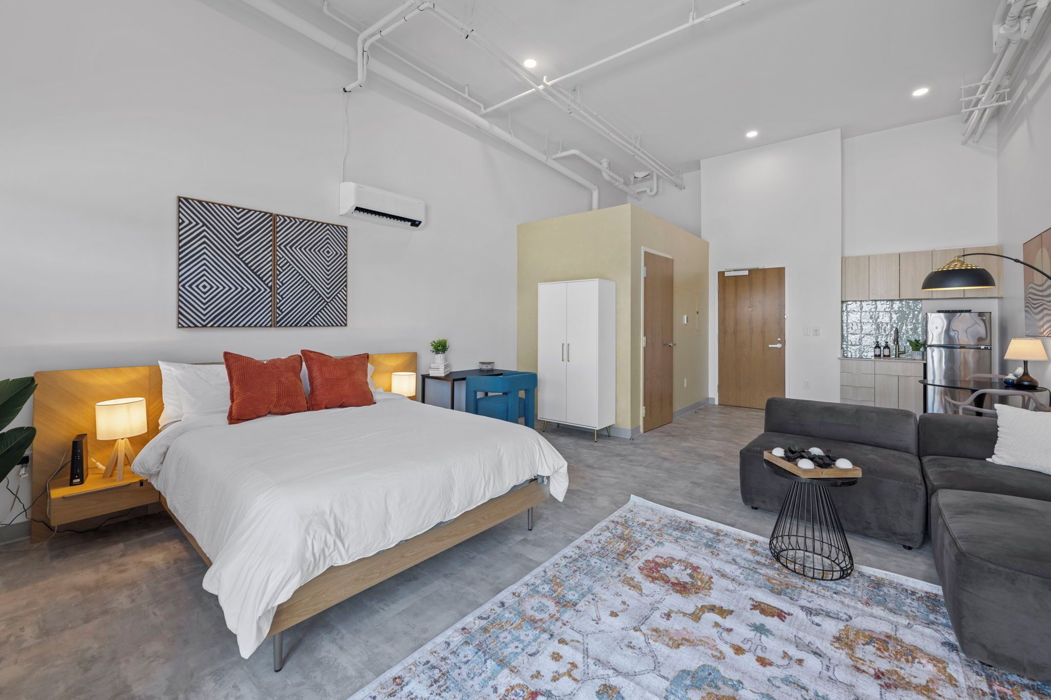 Bureau, fer et planche à repasser, accès au Wi-Fi (inclus)