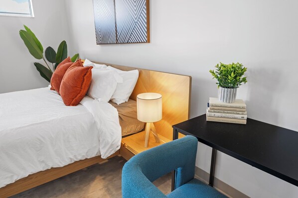 Escritorio, tabla de planchar con plancha, wifi gratis y ropa de cama