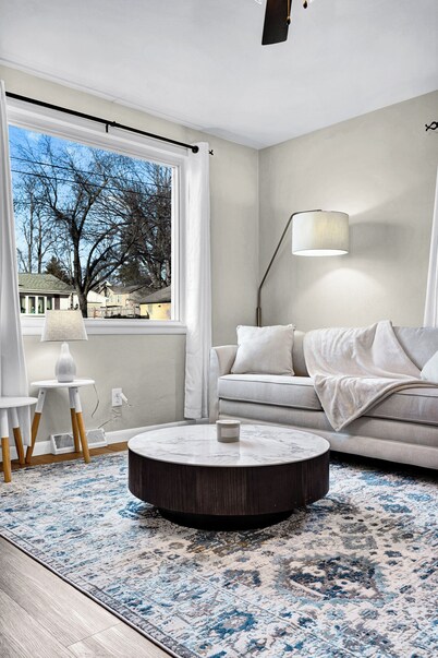 Boutique 1BR near Dining & Hospital. Office. Garage.