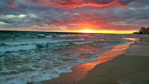 A beach with waves and a sunset. - 7029- Family Friendly - Gulf Shores - Pools-beach (Gulf Shores)