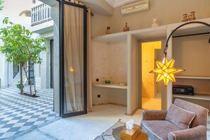 المنشأة من الداخل