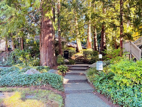 Downtown Bellevue 2BR Condo Free Reserved Parking
