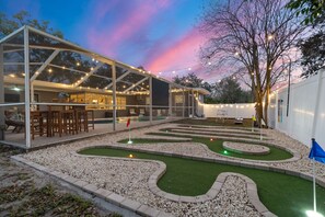 Property grounds - Retro Florida Stay! Pool, glow-in-the-dark golf, karaoke, central location (Clearwater)