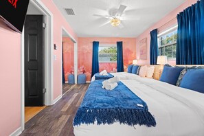 2 bedrooms, desk, iron/ironing board, free WiFi - Retro Florida Stay! Pool, glow-in-the-dark golf, karaoke, central location (Clearwater)
