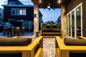 Outdoor dining - Portofino 4BD Suite Pool Resort Vibe (San Juan)