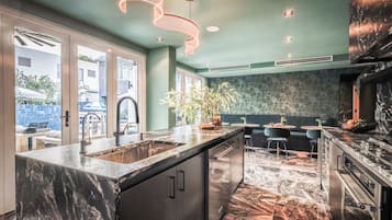 Apartment, 4 Bedrooms, Non Smoking, Kitchen | Private kitchen | Full-sized fridge, microwave, oven, stovetop