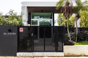 Exterior detail - Portofino 4BD Suite Pool Resort Vibe (San Juan)