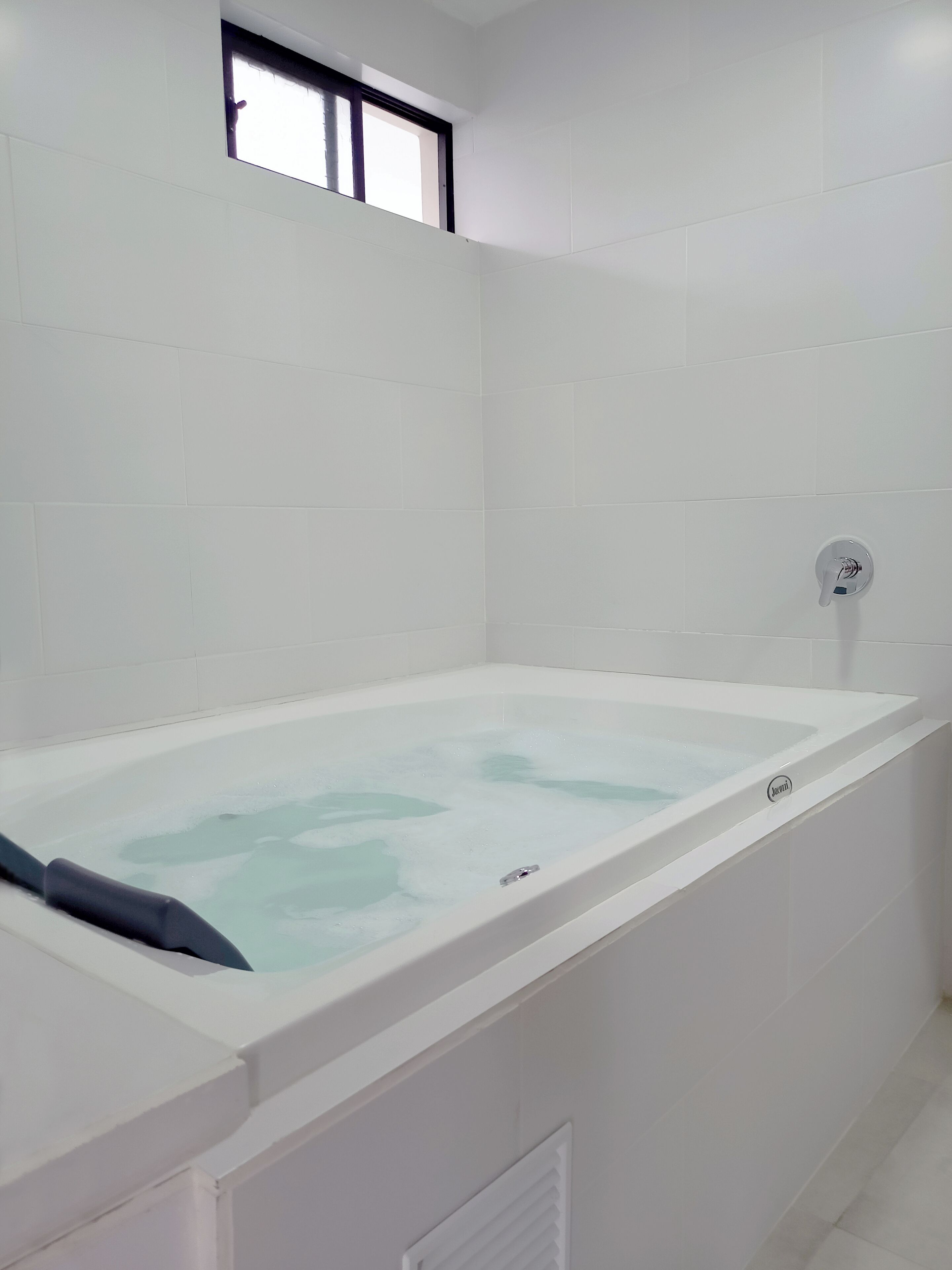 Luxury Room, Courtyard View | Bathroom | Towels, soap, shampoo, toilet paper