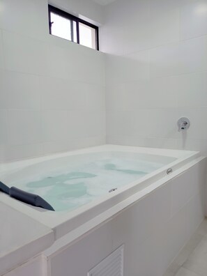 Luxury Room, Courtyard View | Bathroom | Towels, soap, shampoo, toilet paper - Hostal Tayupanda (Quito)