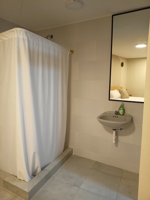 Comfort Room, Courtyard View | Bathroom | Towels, soap, shampoo, toilet paper - Hostal Tayupanda (Quito)