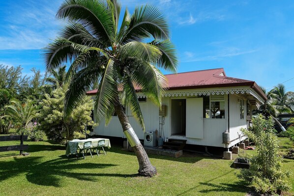 Unclassified image, 1 of 15, button - Fare Torehau (Moorea-Maiao)