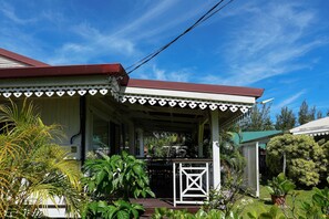 Unclassified image, 5 of 15, button - Fare Torehau (Moorea-Maiao)