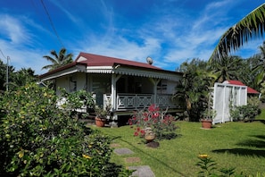 Unclassified image, 2 of 15, button - Fare Torehau (Moorea-Maiao)