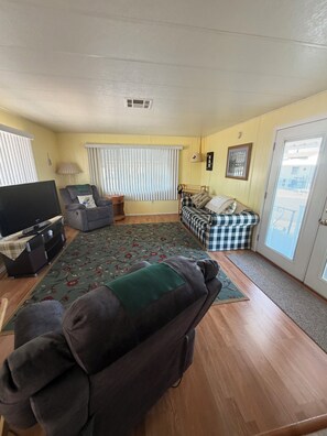 Living area - Gated community with a pool, close to ballparks super clean and ready  for you (Mesa)