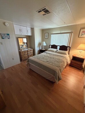 1 bedroom, iron/ironing board, internet, bed sheets - Gated community with a pool, close to ballparks super clean and ready  for you (Mesa)