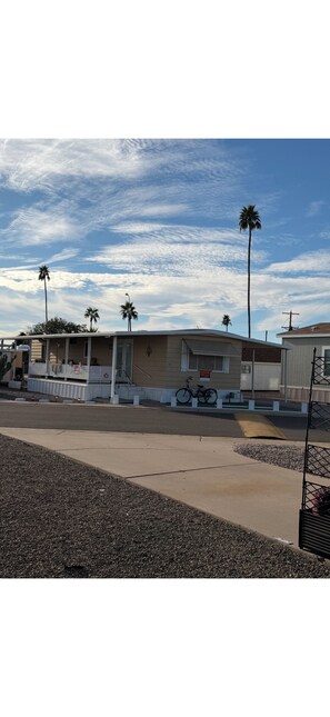 Exterior - Gated community with a pool, close to ballparks super clean and ready  for you (Mesa)