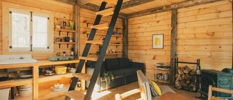 Chalet rustique, animaux de compagnie acceptés | Aire de séjour