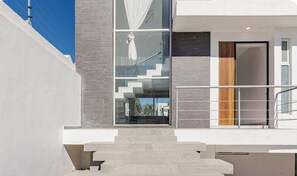 Exterior detail - Private Pool • 4BR • 5.5 Baths • Secure • Upscale (Zapopan)