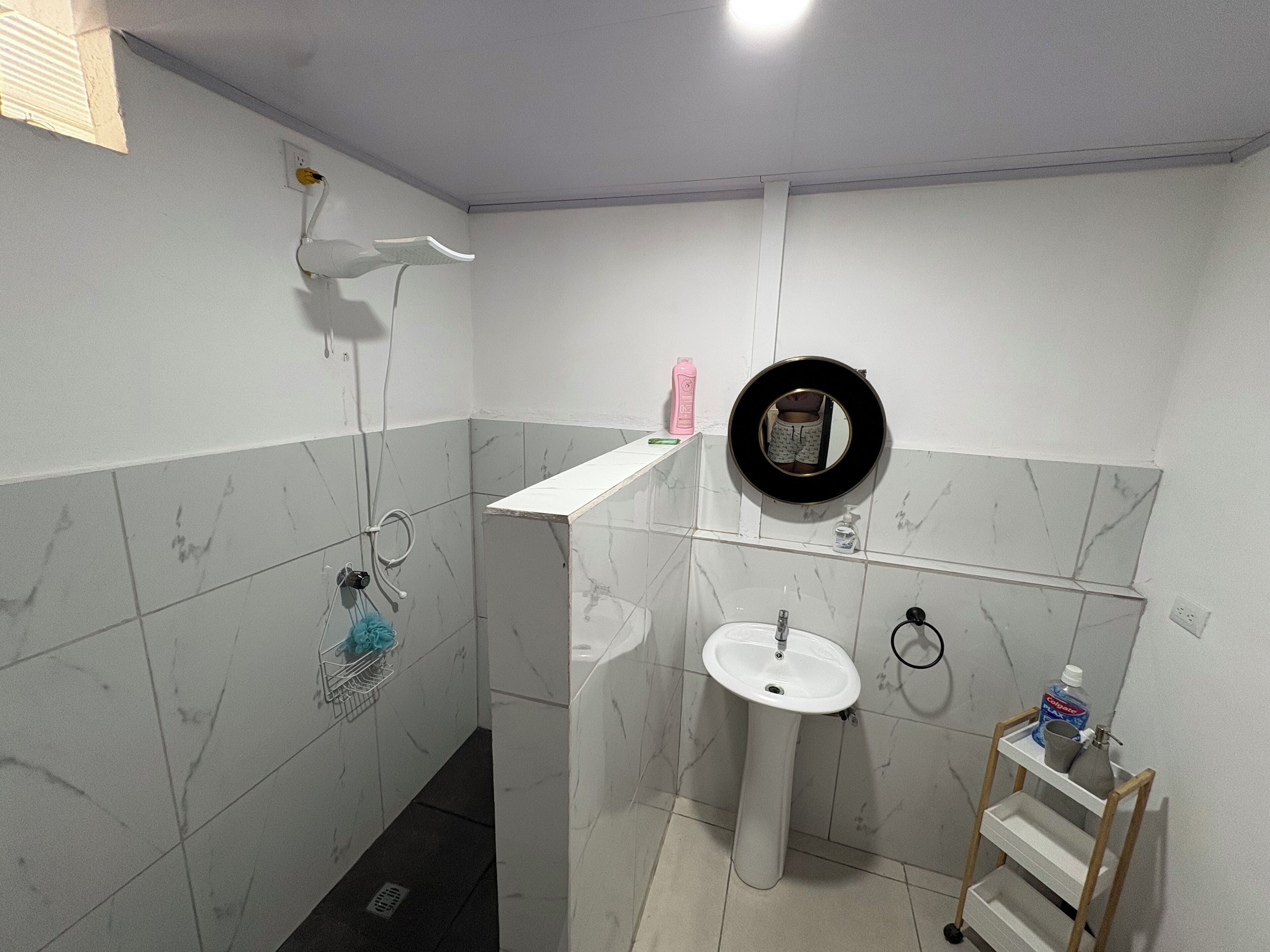 Toalhas de banho, sabonete, papel higiênico 