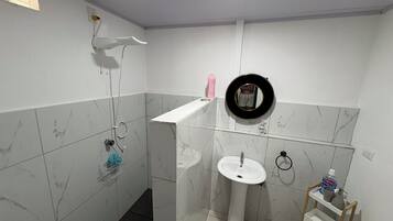 Toalhas de banho, sabonete, papel higiênico