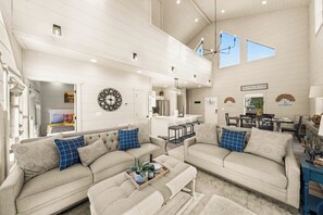 Smart TV, fireplace, table football, books - LuxCabin Sauna~Pool~Mins to Island/Dllywd~Games~Hottub EV charger (Pigeon Forge)