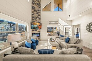 Smart TV, chimenea, futbolito y libros 