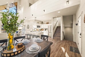 Dining - LuxCabin Sauna~Pool~Mins to Island/Dllywd~Games~Hottub EV charger (Pigeon Forge)