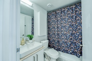 Exclusive Suite, 1 Queen Bed, Non Smoking | Bathroom | Free toiletries, hair dryer, towels, soap - The Yorkline Toronto (Toronto)