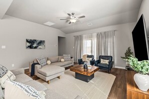 Unclassified image, 3 of 55, button - 4Bed Luxury Getaway | Pool Table | Near Lake Lavon (Farmersville)