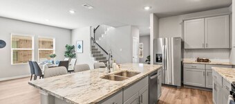 4Bed Luxury Getaway | Pool Table | Near Lake Lavon