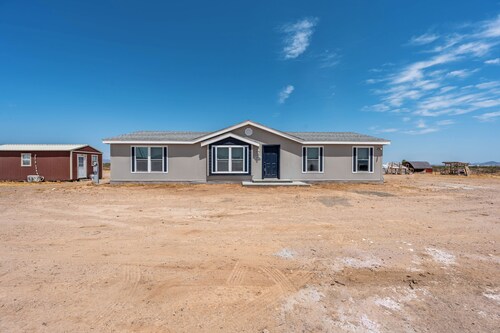 Modern Desert Farmhouse on 1.5 Acres – Fresh Air & Sunset Views