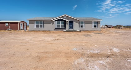 Modern Desert Farmhouse on 1.5 Acres – Fresh Air & Sunset Views