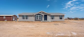 Modern Desert Farmhouse on 1.5 Acres – Fresh Air & Sunset Views