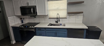 Modern Desert Farmhouse on 1.5 Acres – Fresh Air & Sunset Views