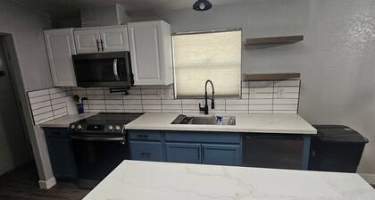 Modern Desert Farmhouse on 1.5 Acres – Fresh Air & Sunset Views