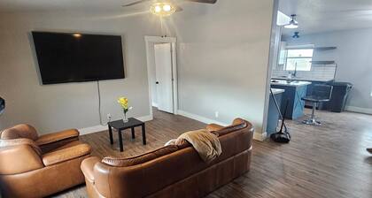 Modern Desert Farmhouse on 1.5 Acres – Fresh Air & Sunset Views