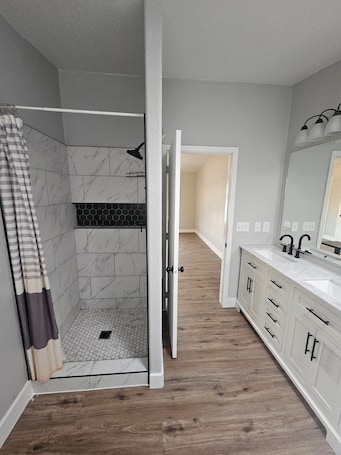 Jetted bath, hair dryer, towels, soap. Modern Desert Farmhouse on 1.5 Acres – Fresh Air & Sunset Views
