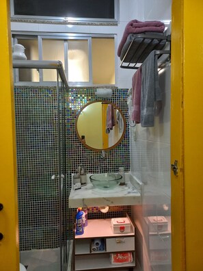 Ducha, secador de pelo, toallas, jabón