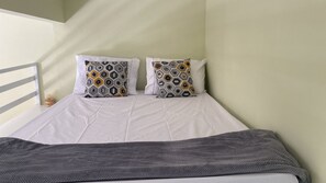 1 habitación, tabla de planchar con plancha, wifi gratis y ropa de cama 