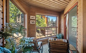 Interior - MtnViewPool&Spa+ 2SpaciousMstrSuites+ 2CarGarage+ ~5minWalkToEagleChair+ Views… (Mammoth Lakes)