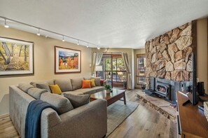 Smart TV, fireplace - MtnViewPool&Spa+ 2SpaciousMstrSuites+ 2CarGarage+ ~5minWalkToEagleChair+ Views… (Mammoth Lakes)