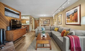 Smart TV, fireplace - MtnViewPool&Spa+ 2SpaciousMstrSuites+ 2CarGarage+ ~5minWalkToEagleChair+ Views… (Mammoth Lakes)